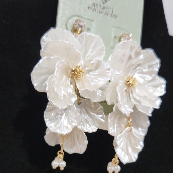 🔹️ ATTERRI 🔹️ Elegant White Floral dangle  Earrings ✨️🤍 - Picture 4 of 6